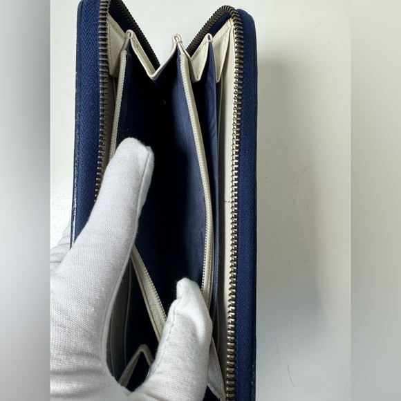 Gucci Women’s Round Long GG Marmont White and Navy Wallet - Picture 13 of 16